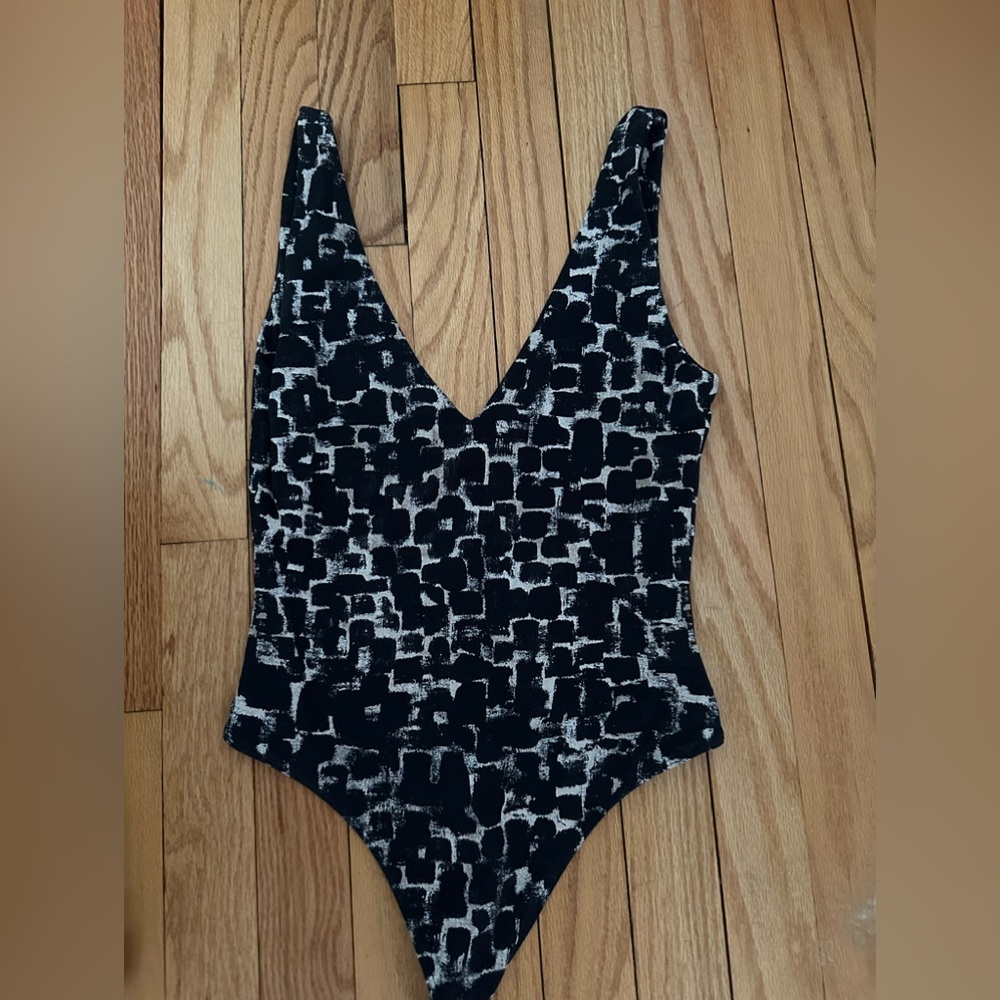Aritzia Babaton Contour V-Neck Bodysuit- Black and White size S